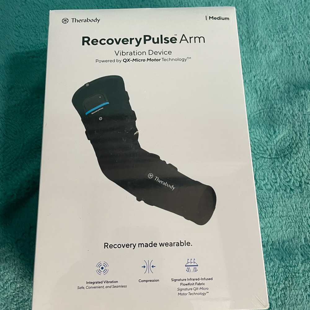 Therabody RecoveryPulse Arm Device in Black - Medium